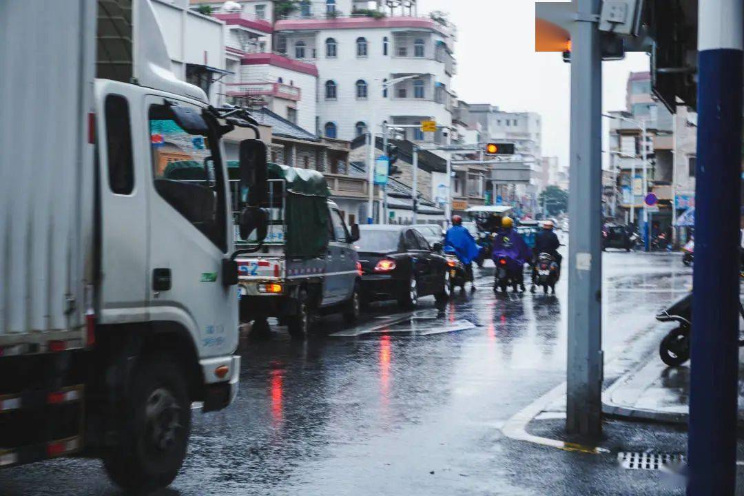 真实风里雨里在新兴大街上拍下了这一切