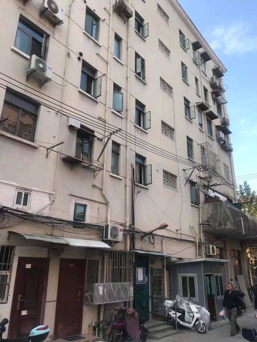 友谊新村1号楼的第一部加装电梯开工了