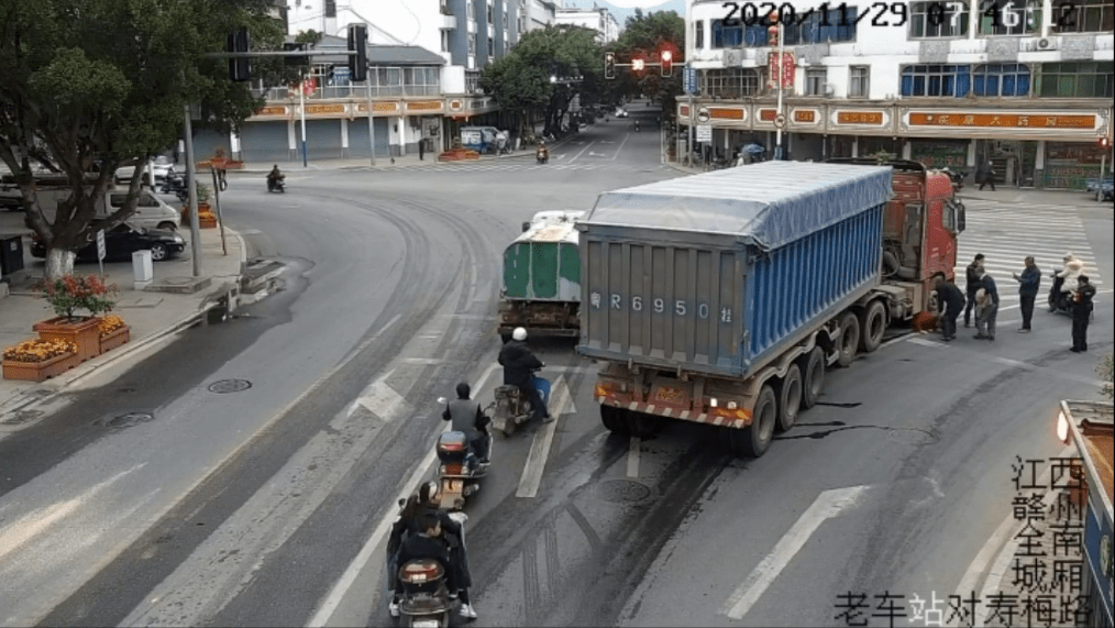 粤f大货车转弯将单车卷入轮下,女子.