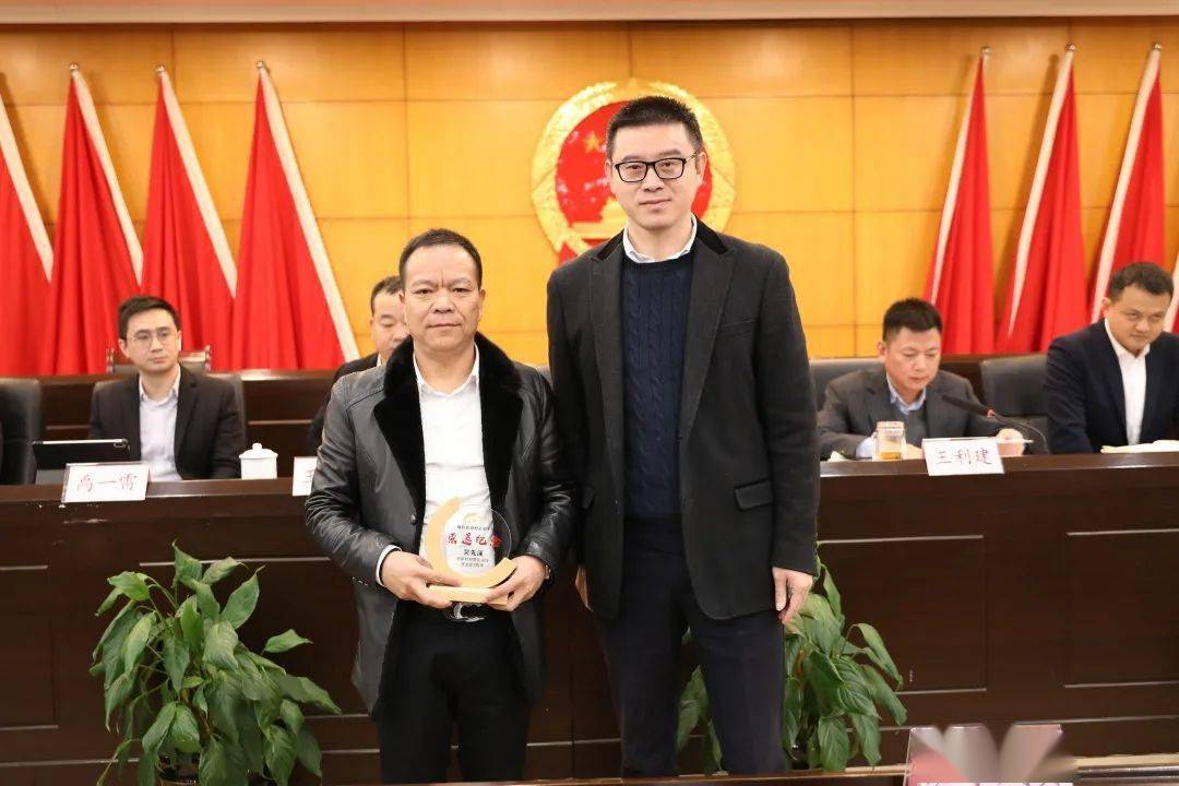 初心映芳华荣光传薪火仙岩街道举行离任主职干部荣退仪式