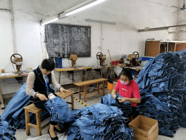 12月14日,意娇源工厂加班生产出来的200多套包括皮裤,上衣与棉服全运