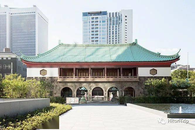 大仓集古馆与prestige tower,三栋建筑在中间的水池旁围成六边形,形成