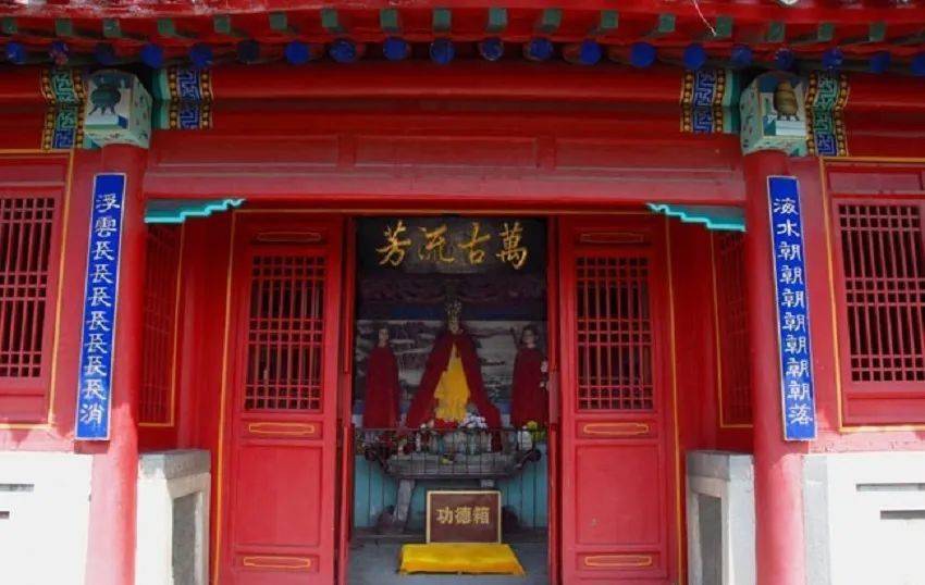 在山海关的孟姜女庙中,有一付名扬海内构思奇巧的对联,数百年来为人们