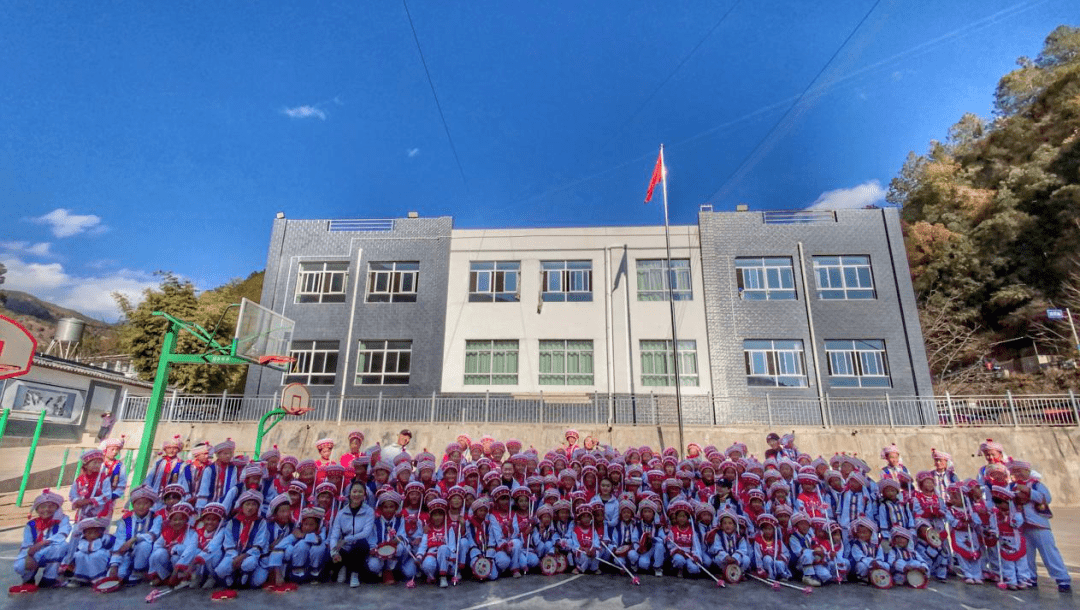 学校党,团员组成的8人公益支教小分队,驱车前往剑川县象图乡沽泥盆