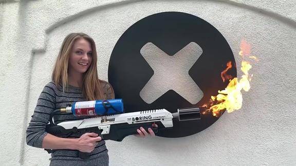 美女拆测钢铁侠马斯克制造的喷火枪flamethrower