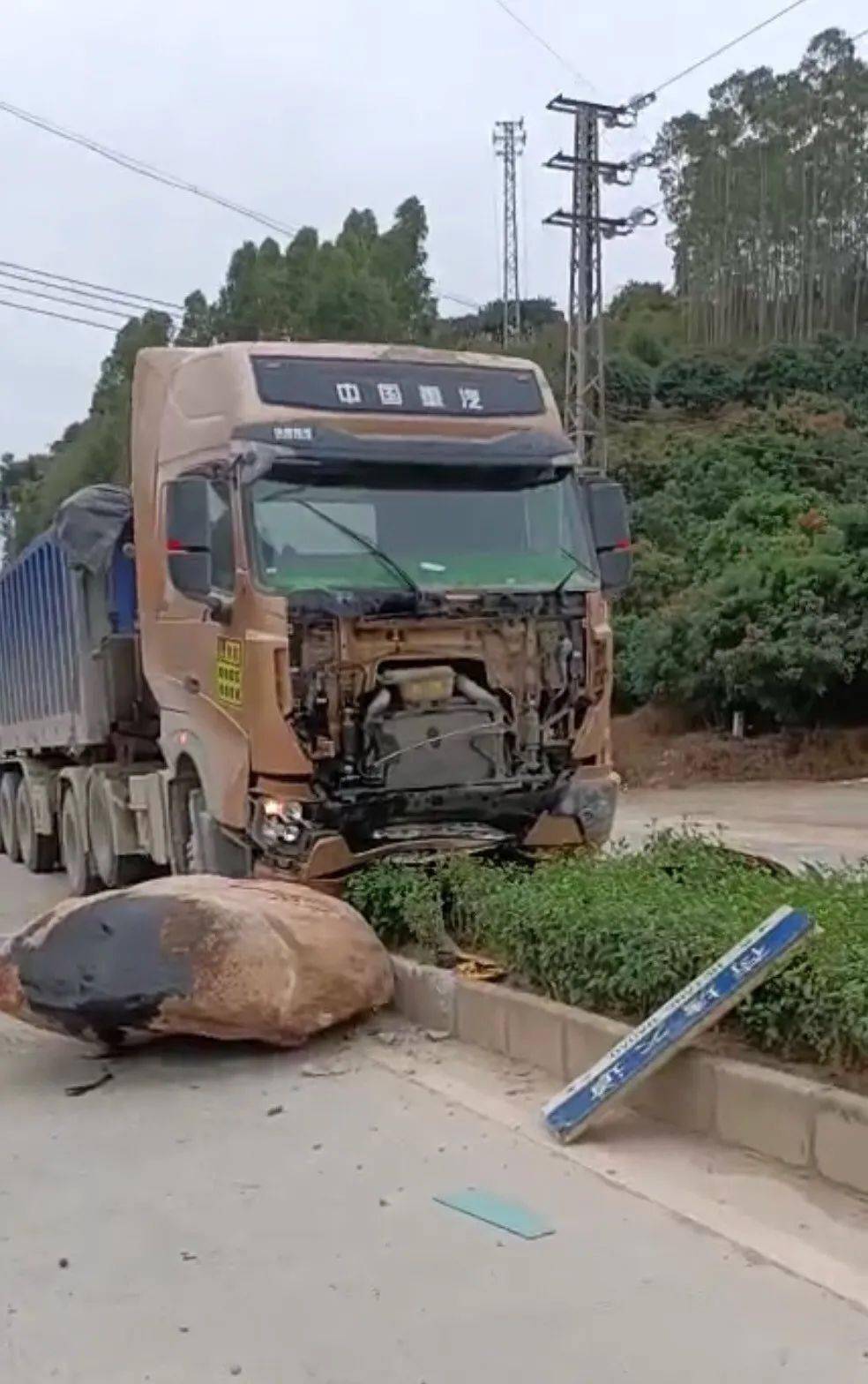 惊险高州荷塘镇招牌被大货车撞飞了货车车头严重损毁