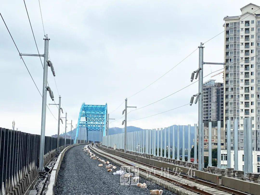 快看川南城际铁路泸县至泸州段开始铺轨了