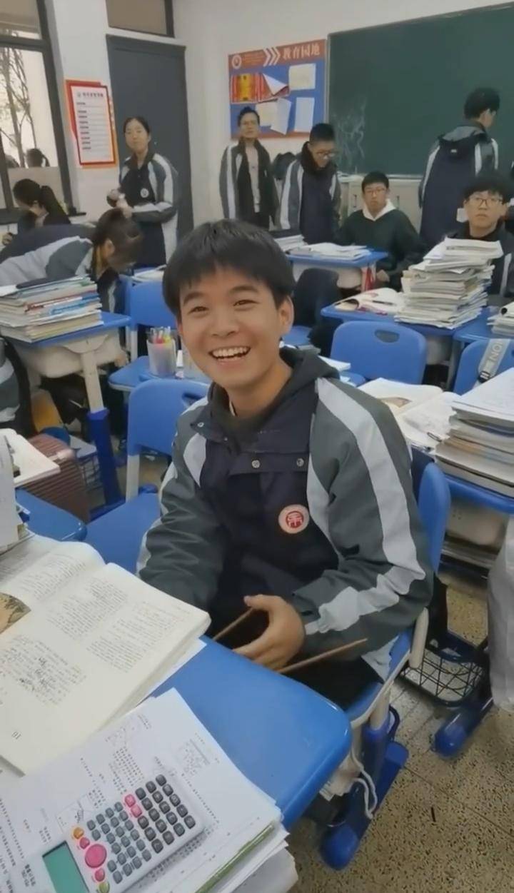 杭州高一男生自学编织课间赶织围巾:送给妈妈当生日礼物