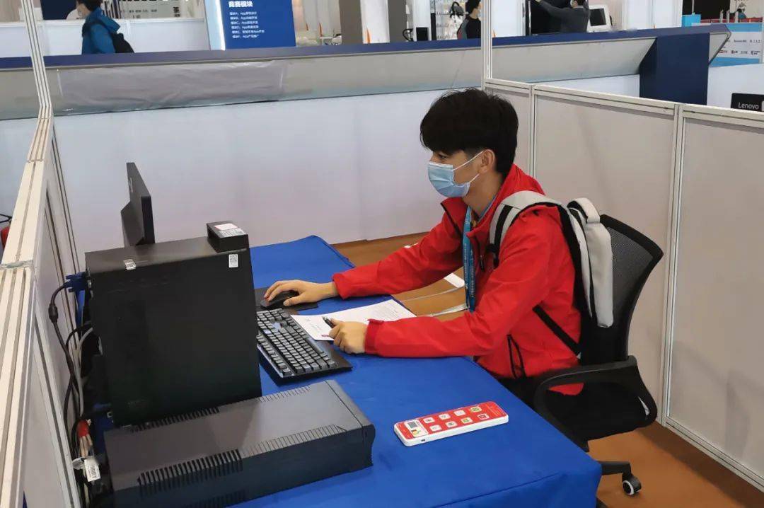 电子信息工程系学生潘多润参加云计算项目电子信息工程系学生党世泽