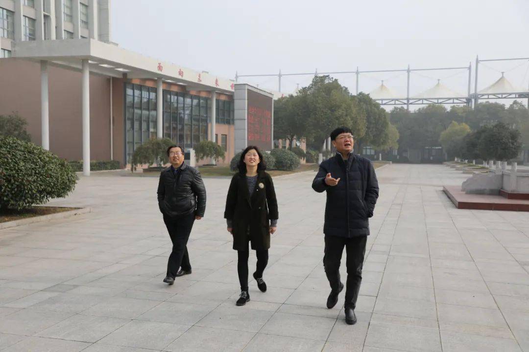 二,参观校园新丰中学沈泾渭校长向毛娟副校长颁发了聘书,聘请其