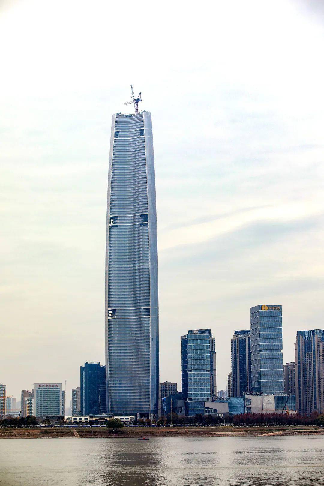 华中资讯|美丽嬗变!武汉绿地中心临江面玻璃幕墙正式到顶!_塔楼