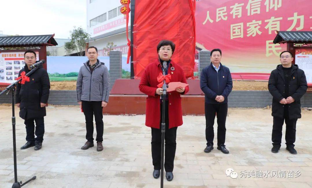 黄丽娟(左三),杨恩维(右二),陈明(左二)出席揭牌仪式.