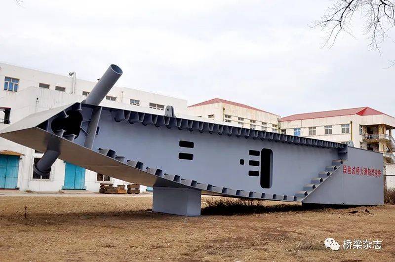 正交异性钢桥面板(orthotropic steel deck )是用纵向与横向互相垂直