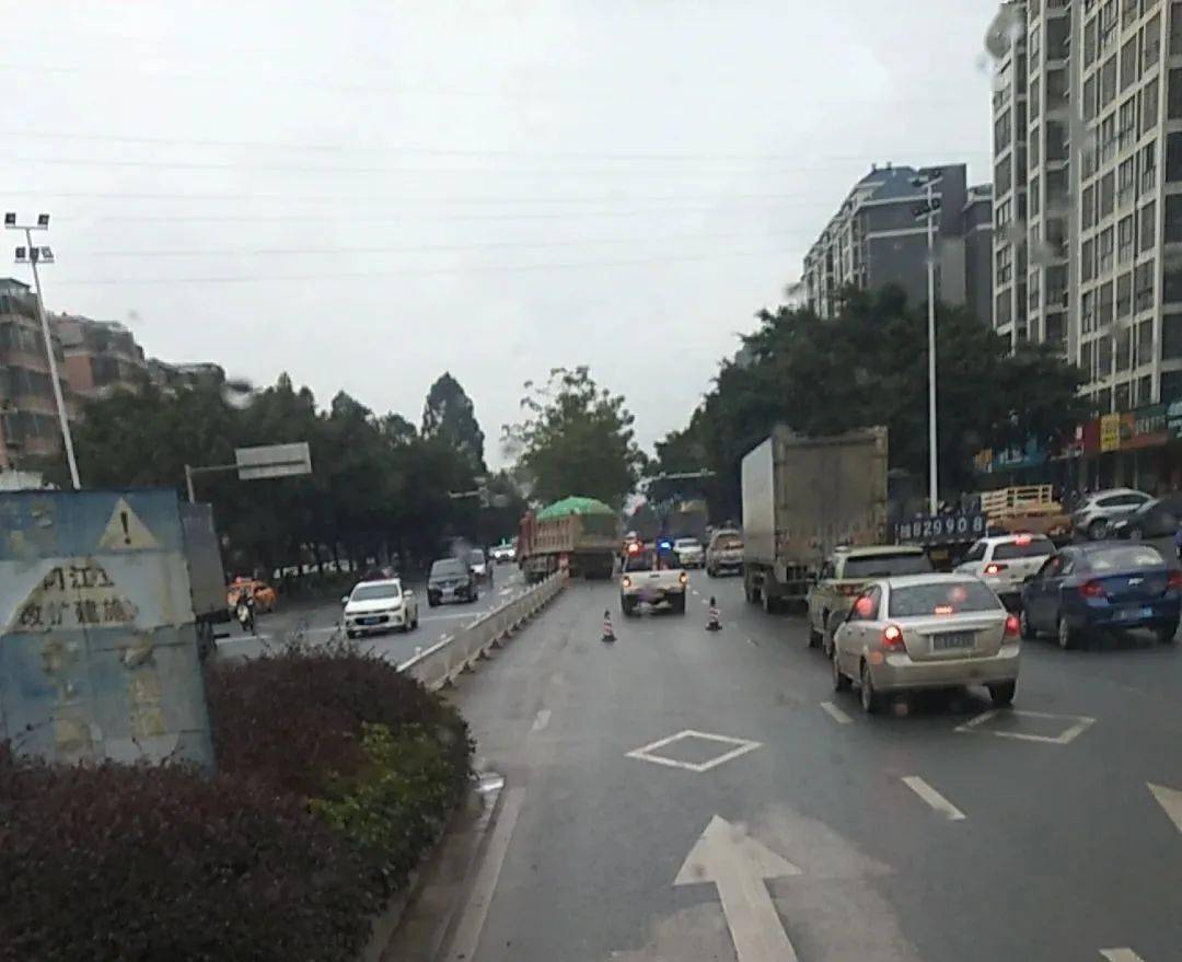 南环路突发车祸大货车疑似撞上买菜行人现场惨不忍睹