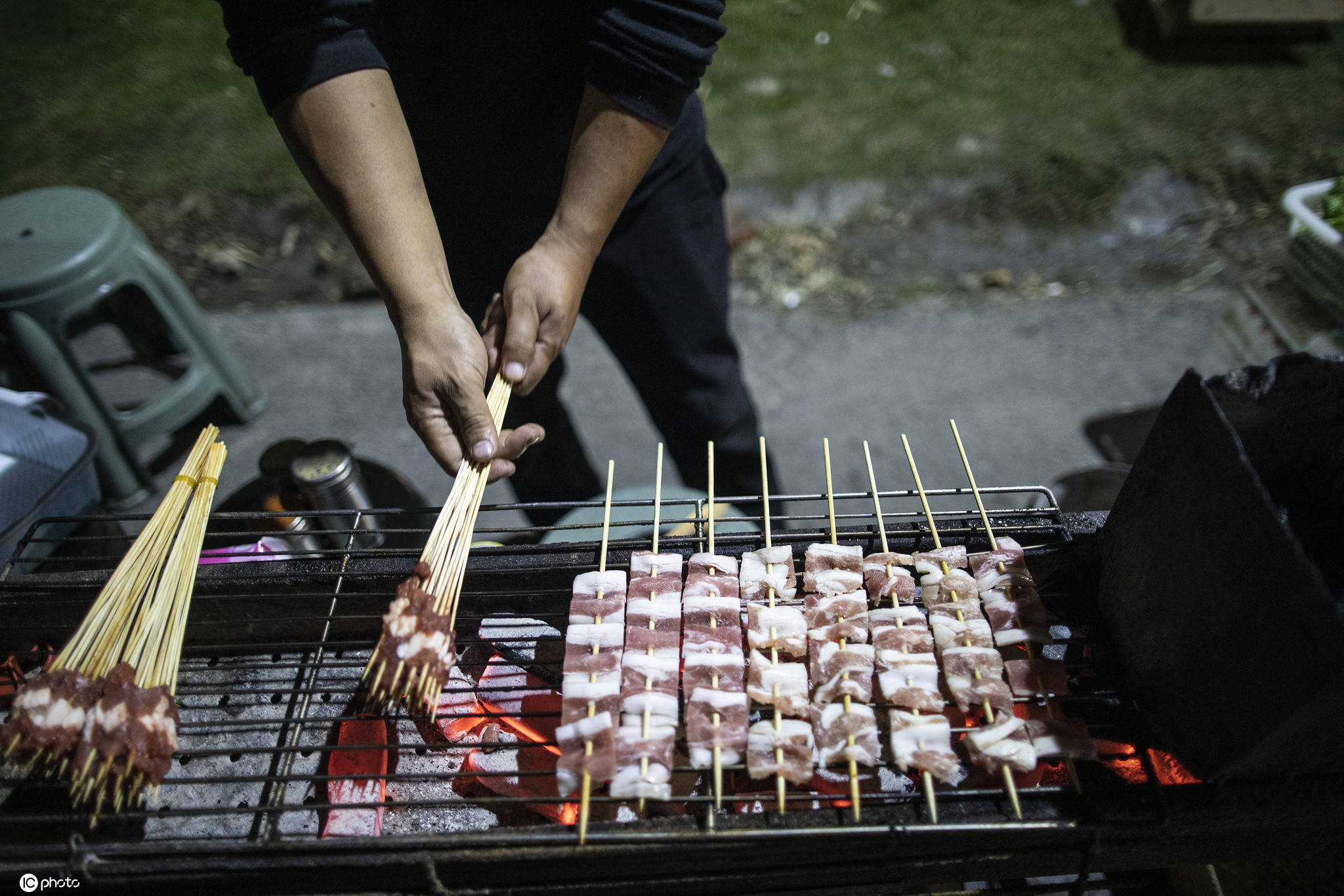 货车司机晚上摆夜宵摊为司机兄弟打八折 菜单很"走心"