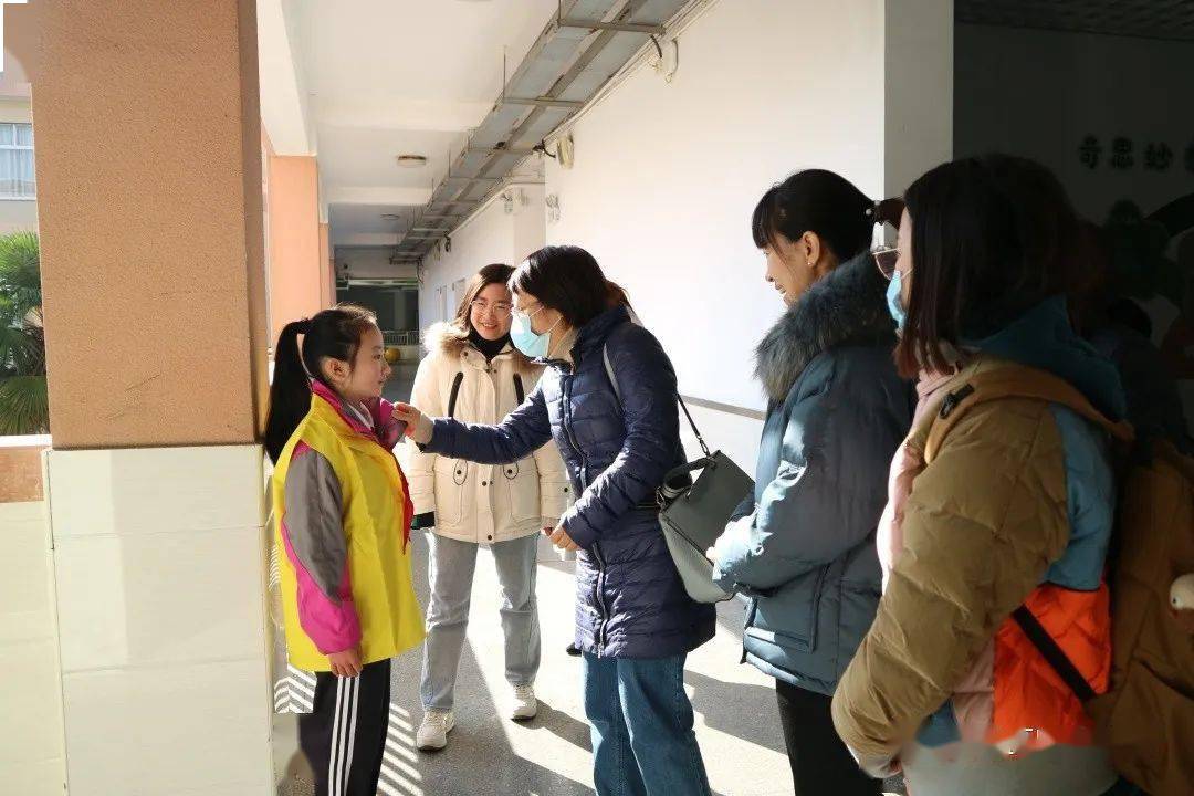 学校的办学理念,七色花电视台以及德育移动课堂,图书馆等