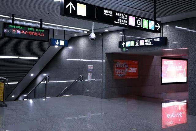 小王所说的这条地下通道位于地铁市民中心站西侧,连接市民中心和高德