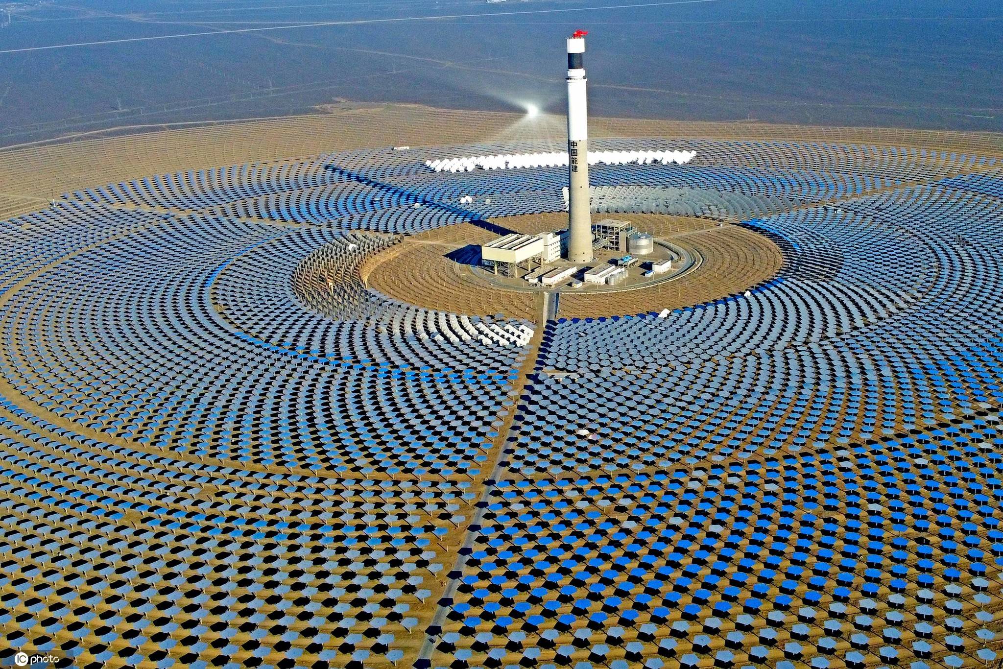 新疆哈密戈壁建出"太阳城" 光伏发电装机规模突破170万千瓦