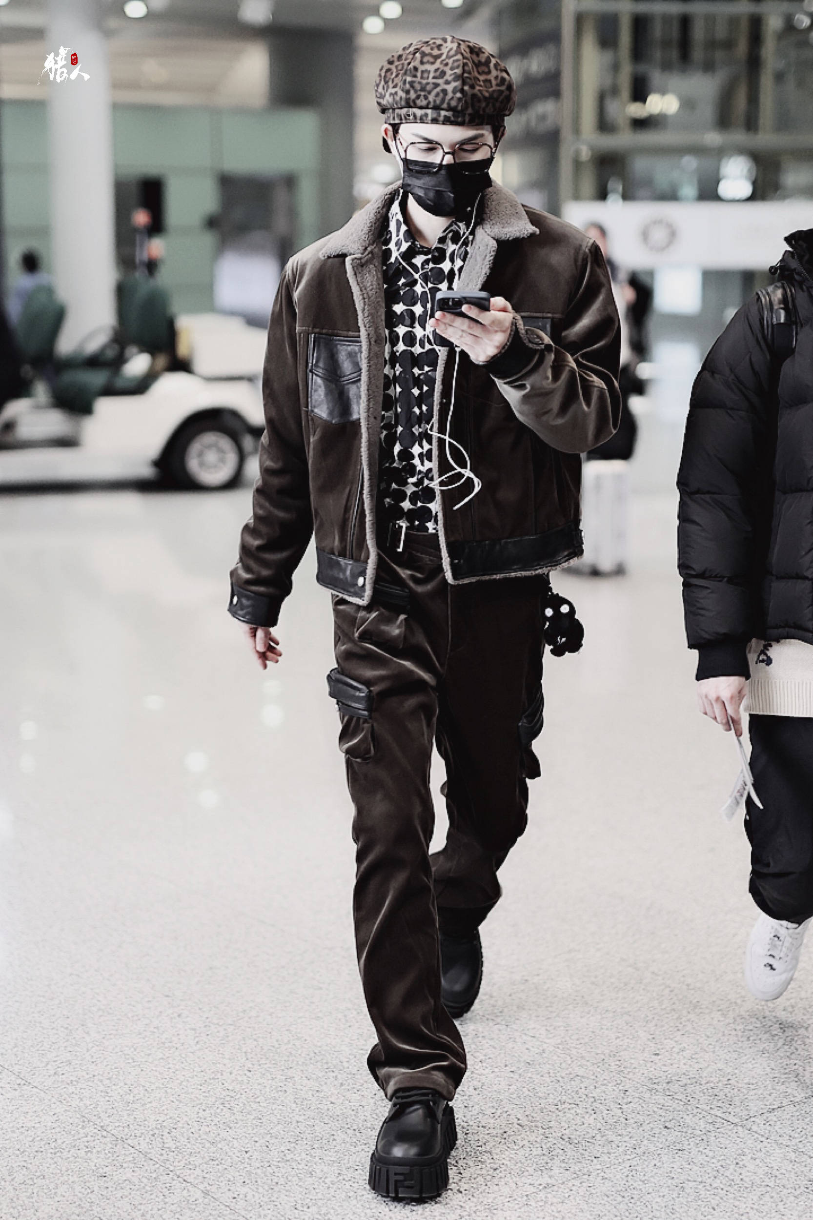 野生豹纹崽崽帅气现身机场 朱正廷昨晚飞回杭州