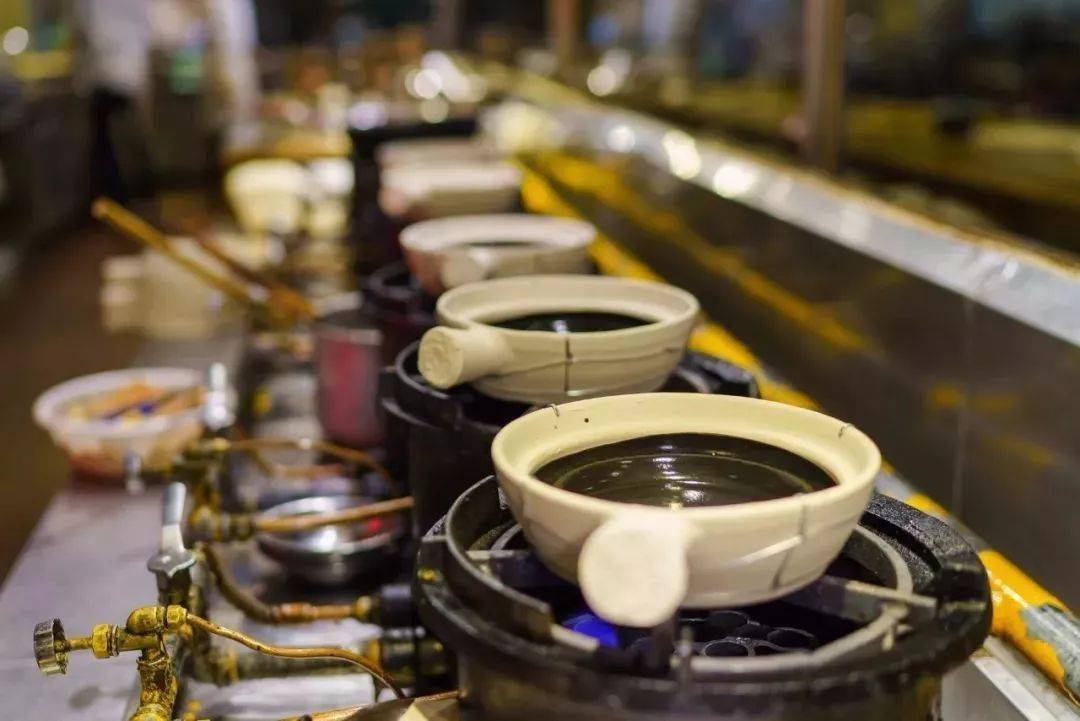 把握火候和抄起砂煲的时机还要根据餐桌与灶炉的距离厨师不仅要掌控热