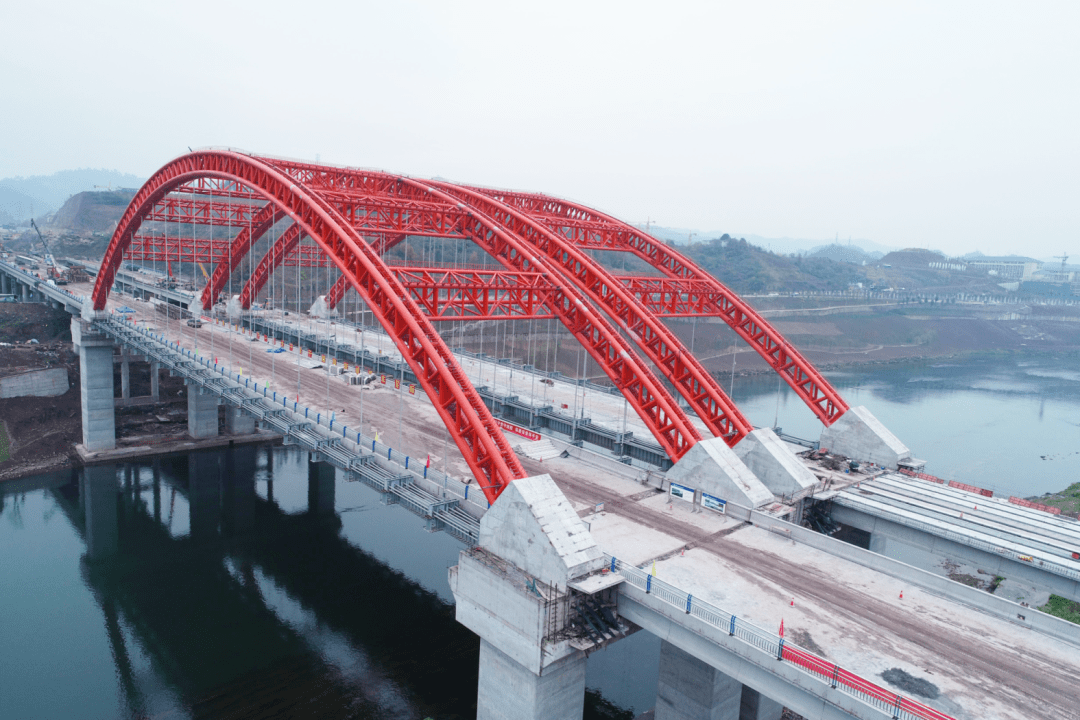 作为达州第二座钢结构索拉彩虹大拱桥(第一座为达渝高速高家坝彩虹