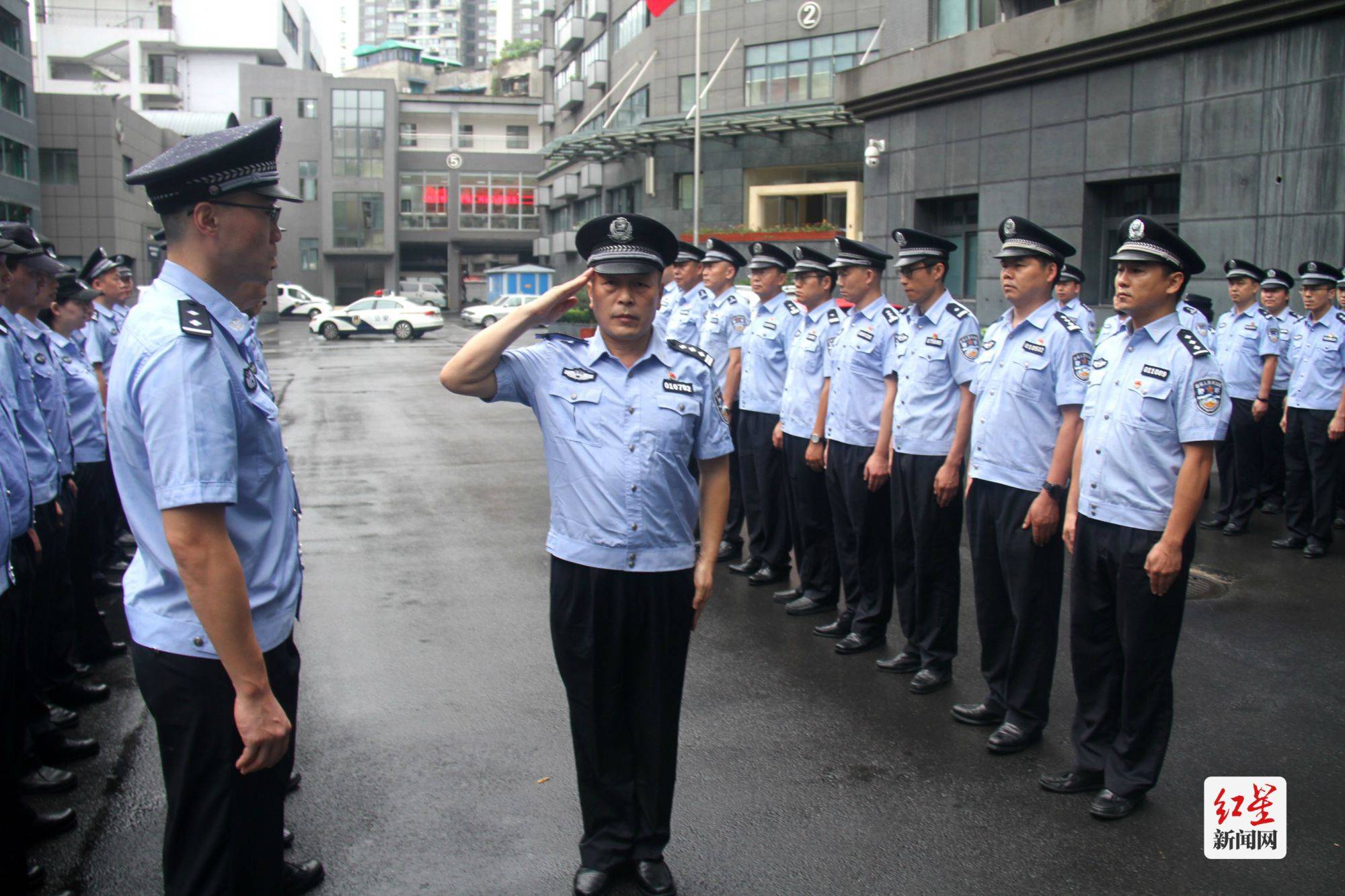 突發疾病在工作中犧牲民警老彭曾說想把警服穿一輩子