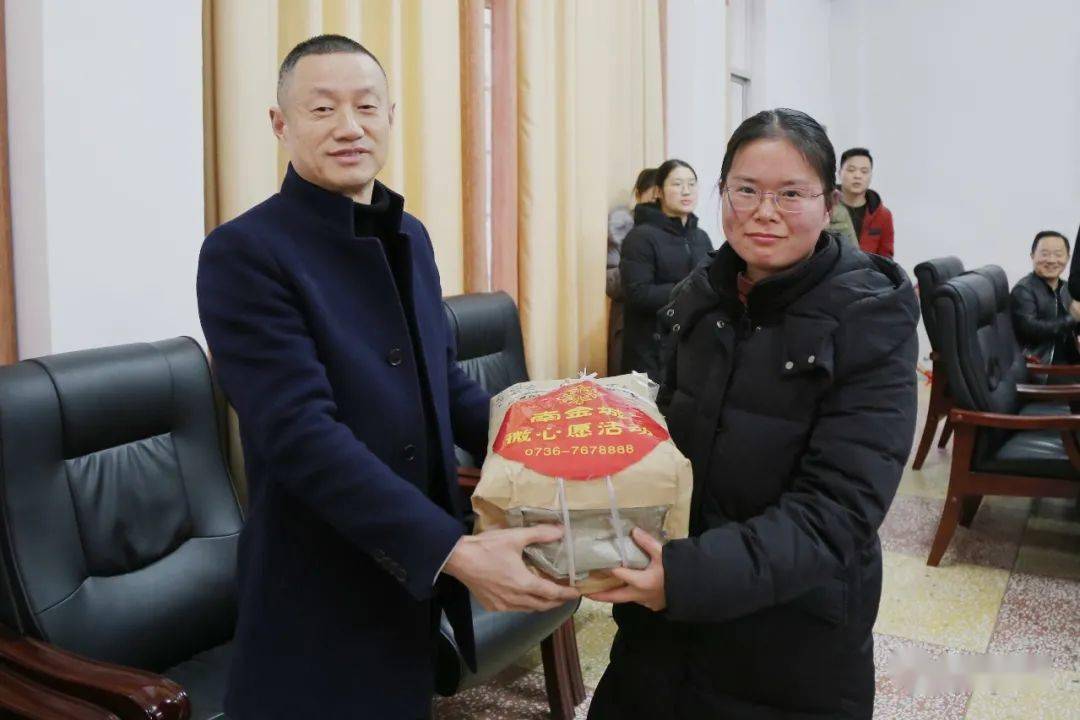 教师们的脸上溢满了幸福的笑容▲鼎城区教育局副局长刘小韩(右)为老师