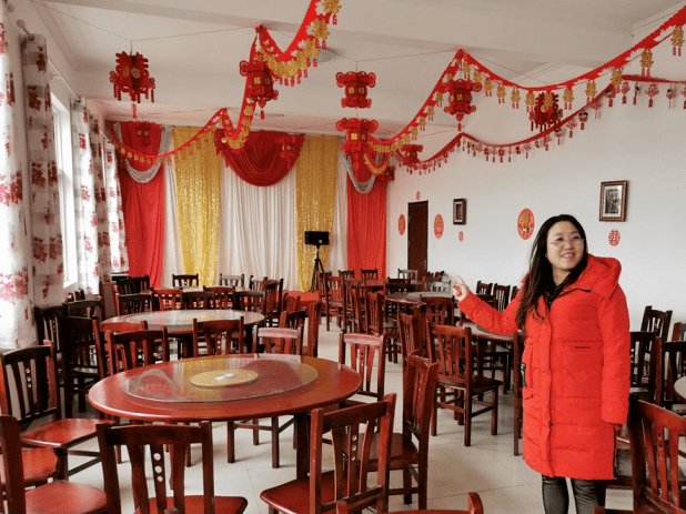 "以前农村结婚都是在家里,近些年,大家开始去城里的酒店.