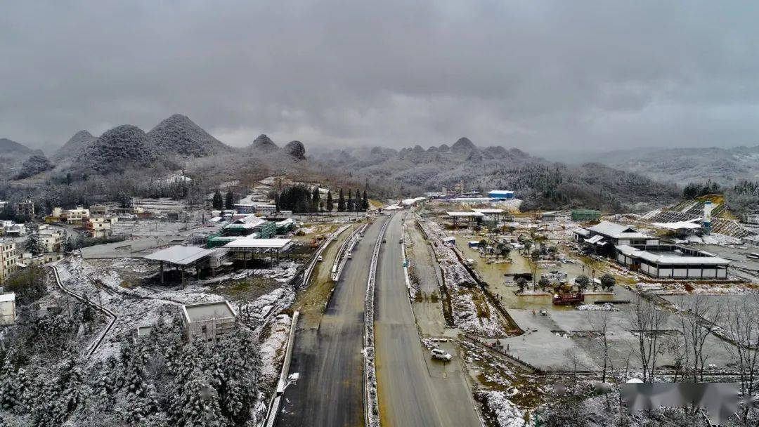 昭泸高速镇雄境内迎来今冬首场降雪 雨雪天气寒冷冰冻 给工程建设的