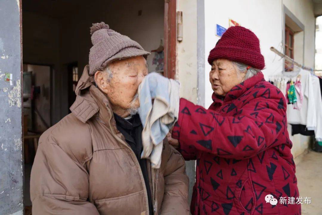 走进张玲秀家中,只见她正帮公公熊斯行擦脸,年过八旬的她脸上布满深深