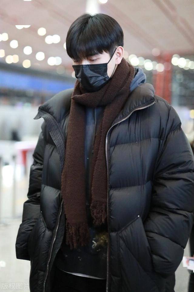 陈飞宇穿灰色连帽卫衣外搭黑色羽绒服现身,一袭造型帅气迷人