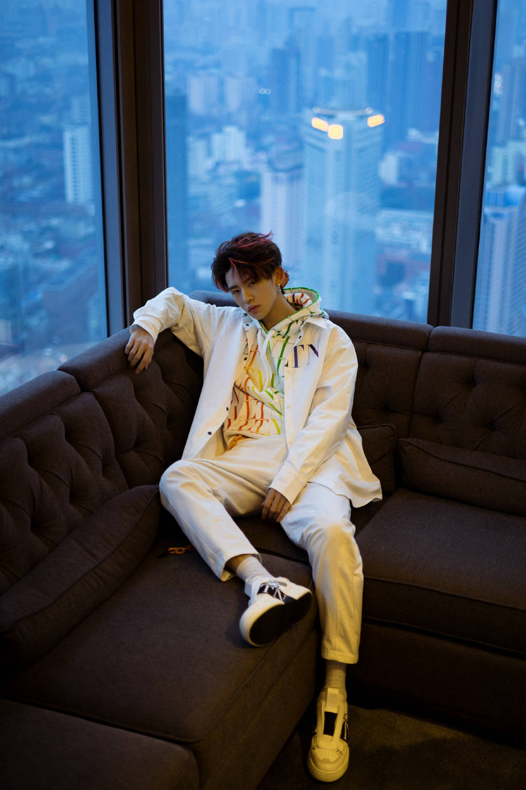 红毯上小鬼还和沈梦辰解锁了全新的打招呼方式,在采访中更是直言2021