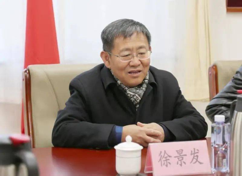 座谈会上,徐景发局长与部队官兵们亲切交谈,详细了解部队建设,日常