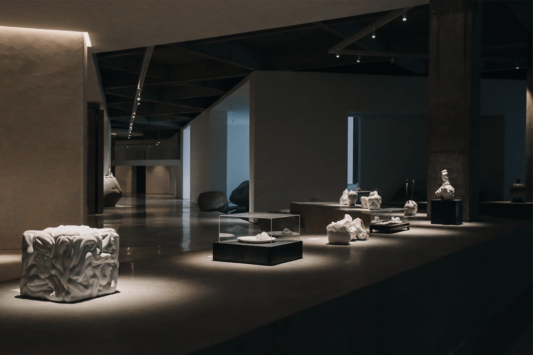 又挖到一处冷门打卡点泉州这间5000㎡极简风艺术馆被小红书博主们排队