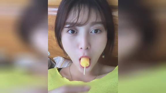 美女吃冰棒的样子
