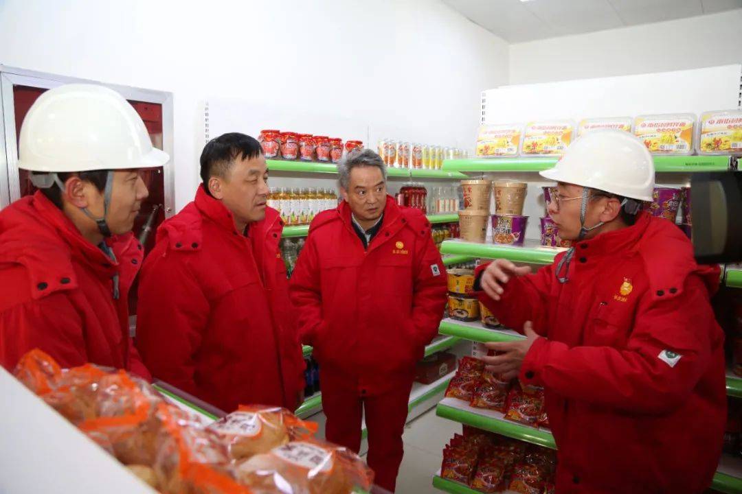 油田公司总经理党委副书记何江川到采气二厂看望慰问一线干部员工