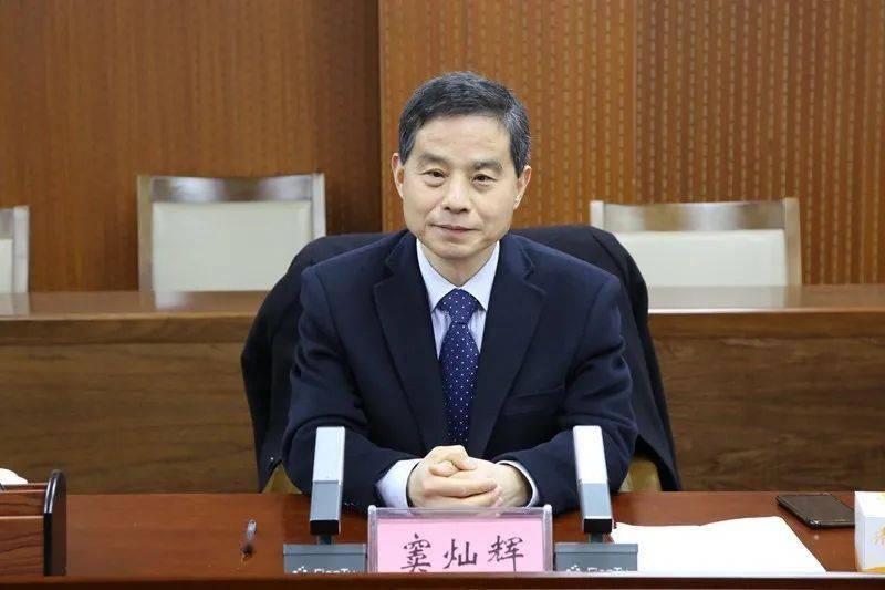 窦灿辉在致辞时说,燕龙基作为国内知名的专业光伏组件高透基板材料