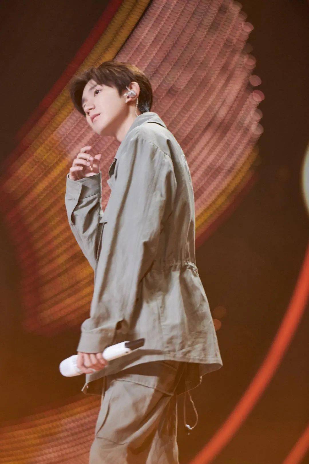 得知谭咏麟与王源一起录节目妈妈激动喊话女儿一起看偶像