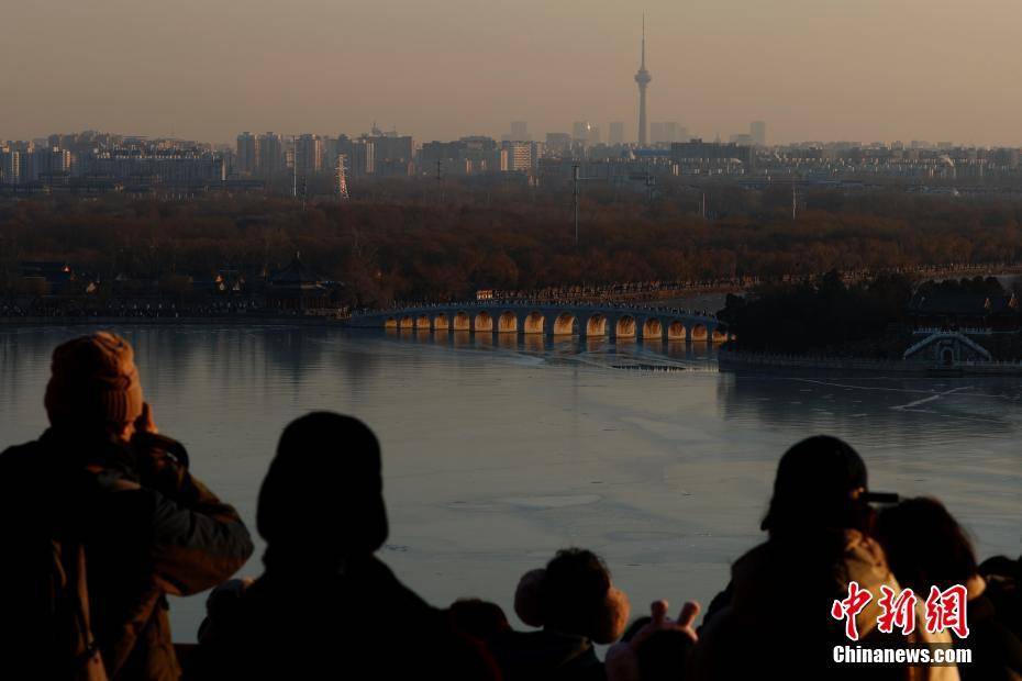 北京颐和园十七孔桥上演“金光穿洞”景观