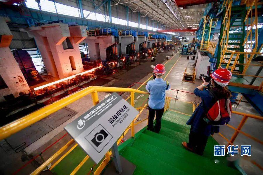 新华社记者 姜克红 摄11月17日,行人在福建省三明市三钢集团生活区