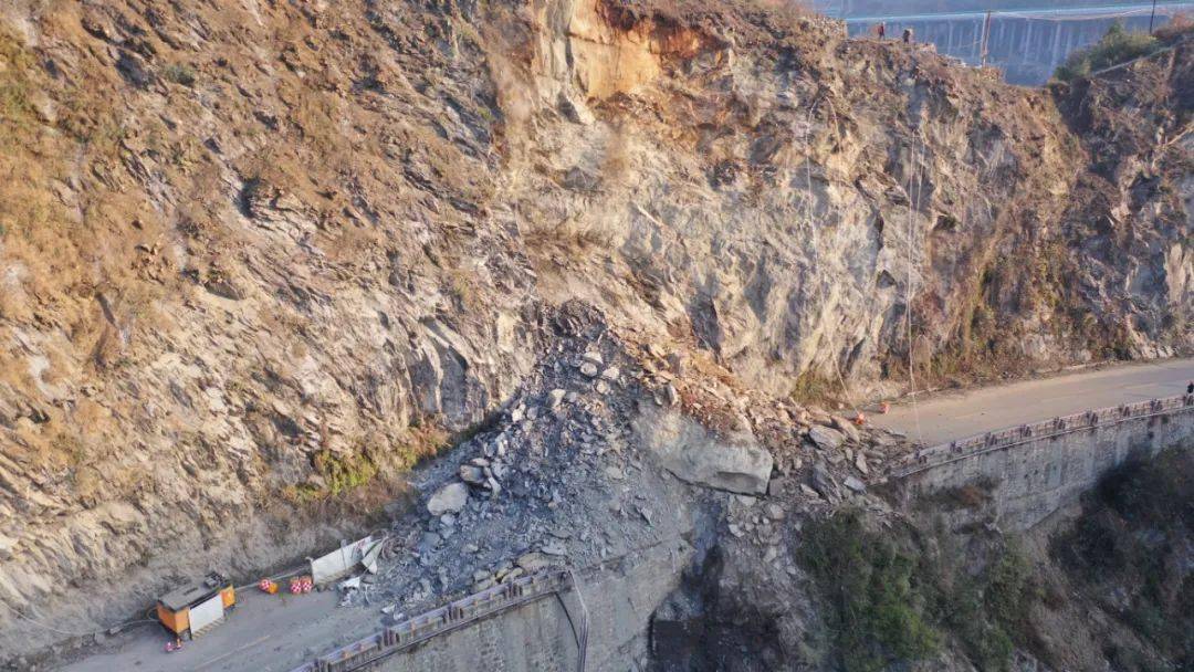 211国道塌方安康64岚皋交通中断紧急抢通中