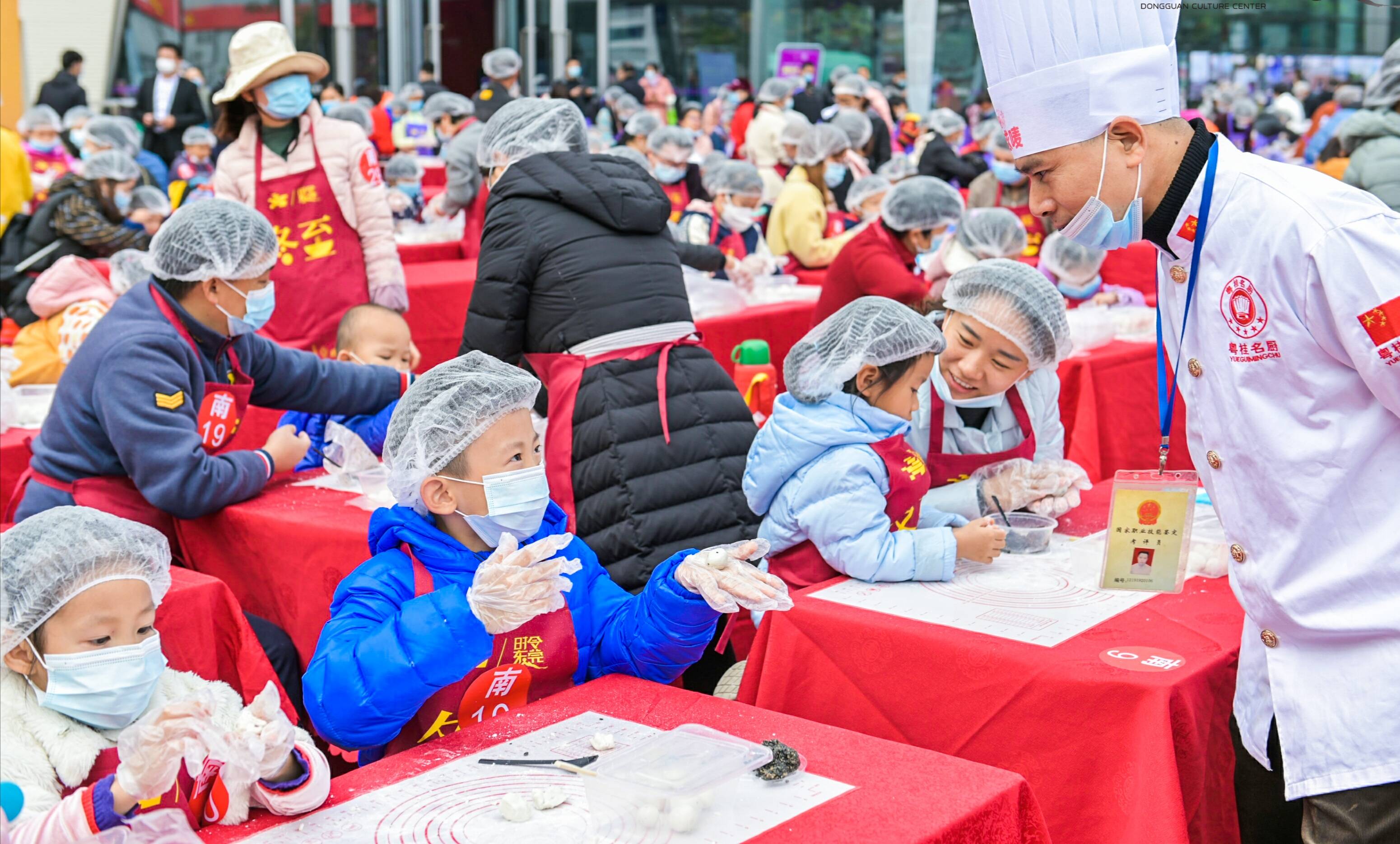 冬至将至东莞600多市民比赛包饺子搓汤圆