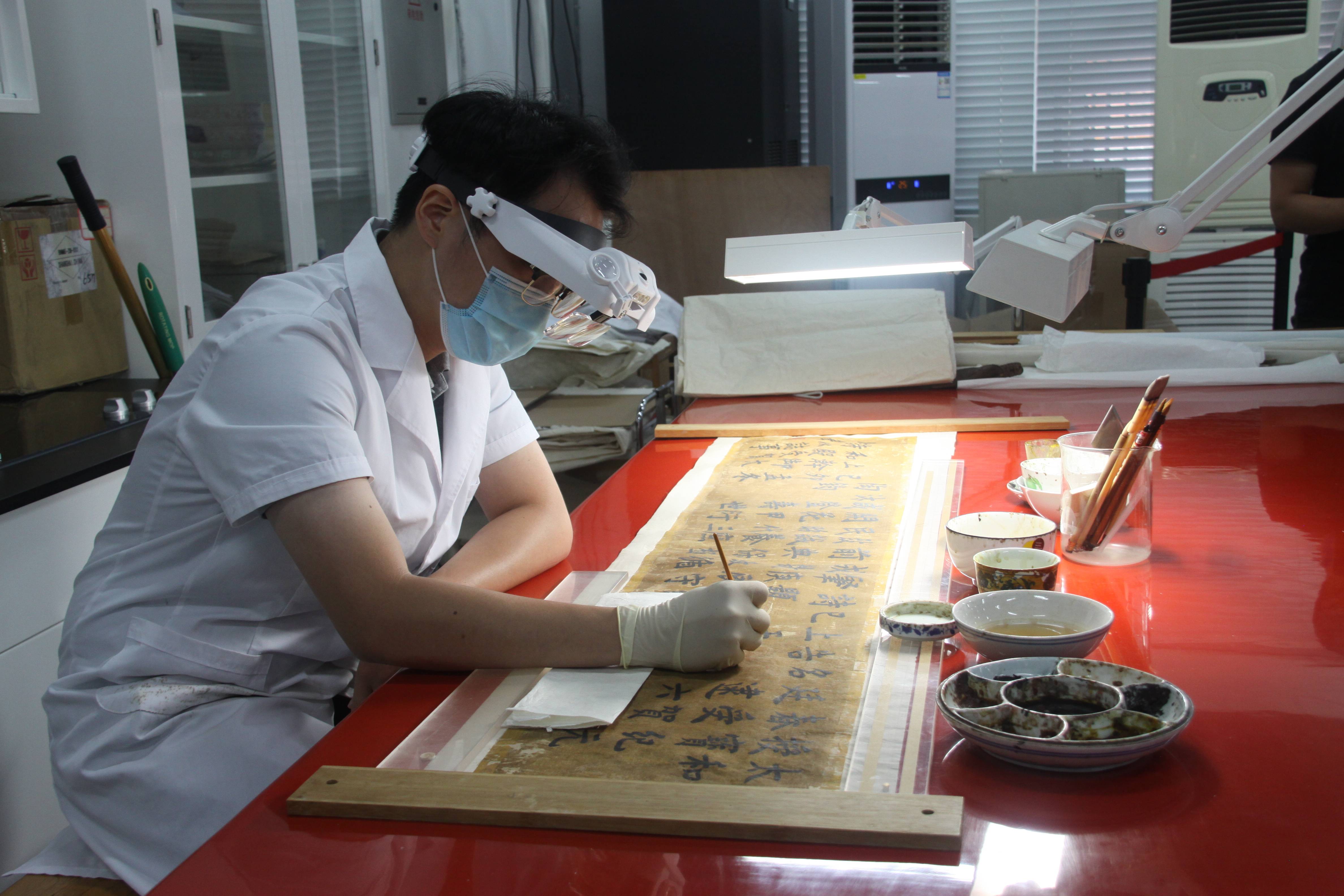 故宫博物院工作人员正在修复文物  薛帅摄