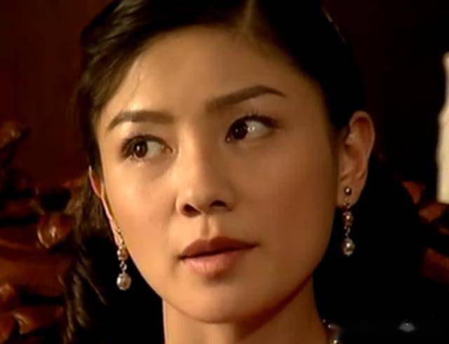 《半生缘》:出身豪门下嫁给皮货店接班人,看似委屈,实则很明智_石翠芝