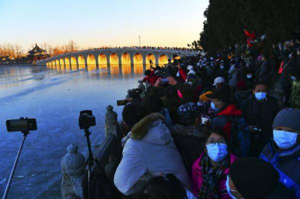 看北京 | 颐和园十七孔桥上演“金光穿洞” 游客扎堆拍照场景壮观