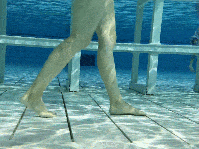 有些脚腕柔韧性差的朋友标准姿势脚腕放松脚背放平自由泳使用打腿动