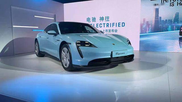 不到100万元买保时捷taycan送女友个人更推荐冰莓粉