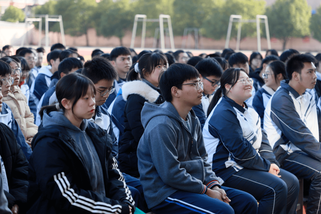 灵江中学举行挑战高考极限高三首考冲刺励志演讲会