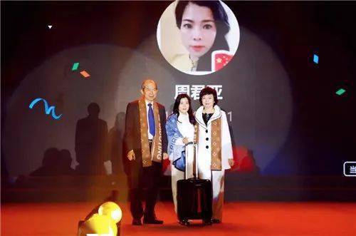 绿之韵碧波庭创始人刘时达,李水莲伉俪抽取现场大奖并合影全新「智」