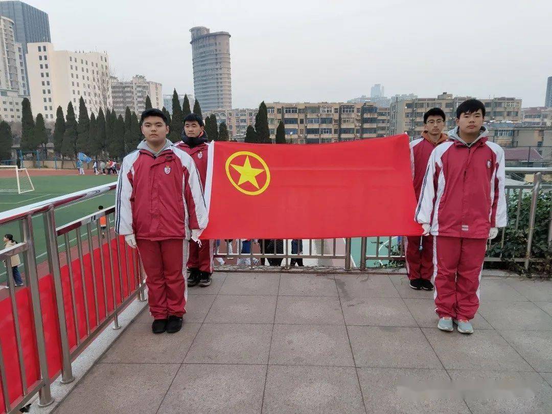 新港中学举行"高举团旗跟党走,不负韶华奋青春"新团员入团宣誓仪式_团